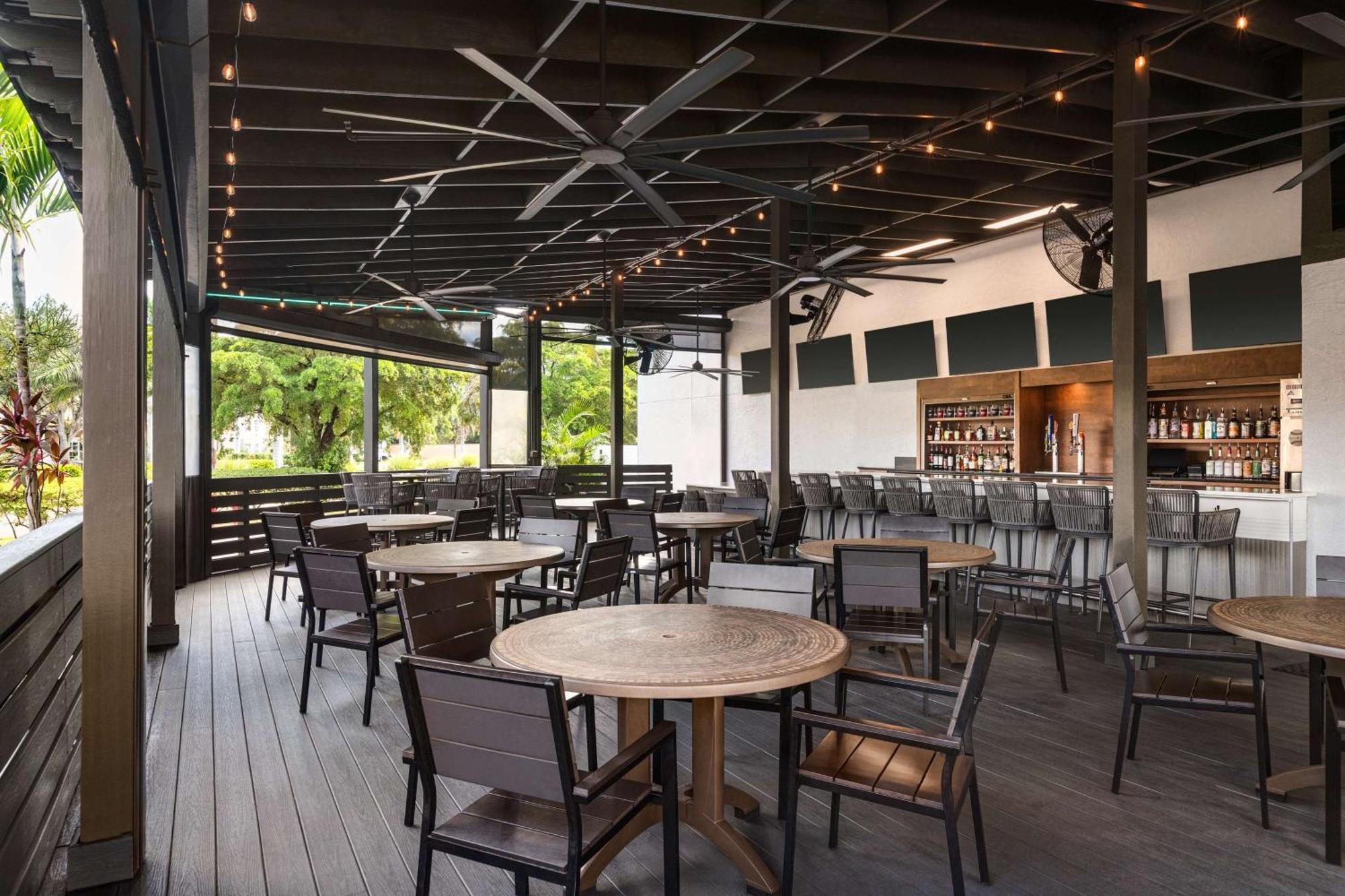 Doubletree By Hilton Fort Myers At Bell Tower Shops Екстер'єр фото